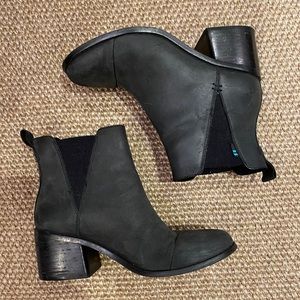 Tom’s chealsea boots